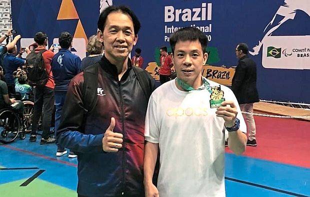 谢力豪（右）刚在巴西残障羽球国际赛夺冠，他非常感激教练拉锡（左）给予训练上的帮助。（星报照片）