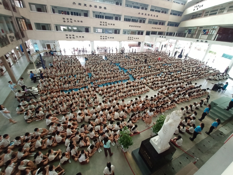巴生光华独中动员全校1600名师生，周二一早在大礼堂内配合蒲公英合唱团拍摄《守护》音乐短片，为中国医护人员送暖致意。