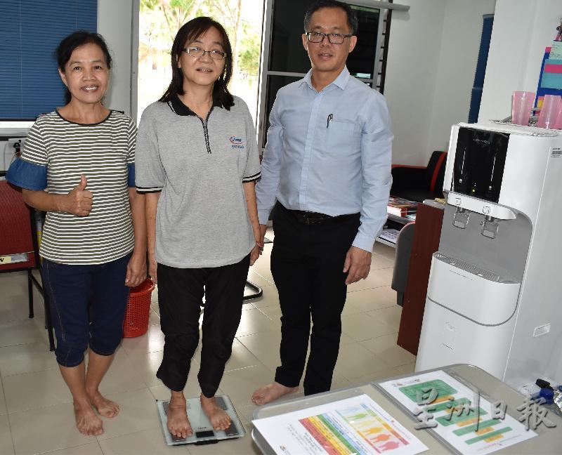 其中两名前来哥打拉沙马那州选区协调及发展委员会中心寻求帮助的民众，当场接受体检，右一是刘志良。