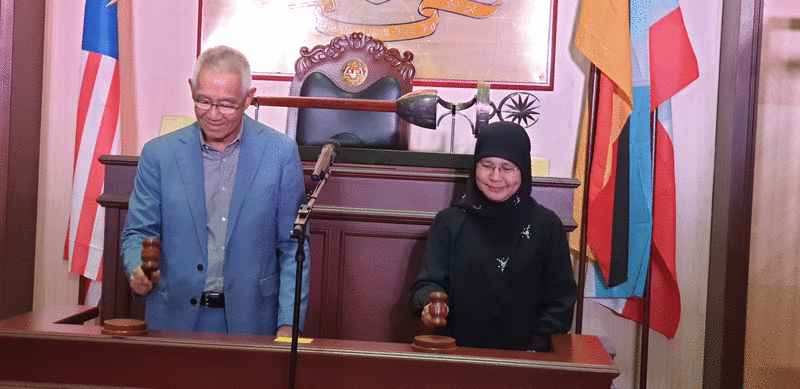 东姑麦润（右）及黄达华为东马司法博物馆主持启用仪式。