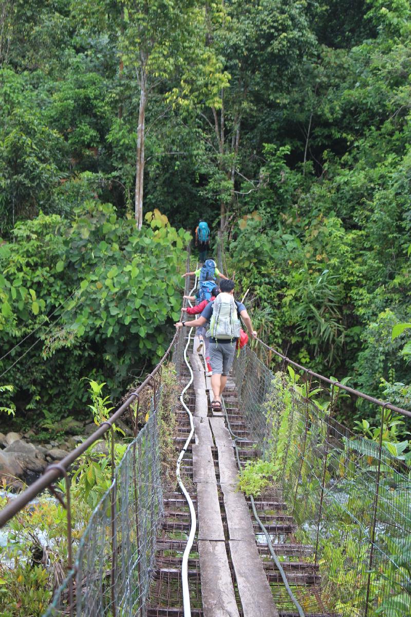 吊桥是联系乌鲁吧巴河各村落的重要设施。