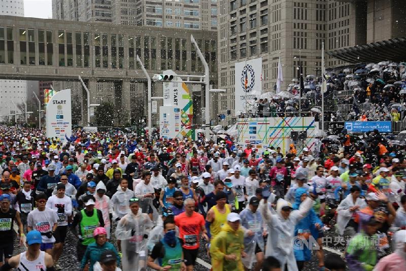 即将于3月1日举行、一年一度的马拉松界盛会东京马拉松，17日传出主办单位决定取消一般跑者参赛，仅让200多人的菁英跑者参赛。图为2019年东京马拉松。（中央社档案照片）
