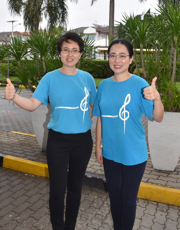 林颖芷（左）感恩在中国医护人员的细心照料下，自己从“活不过3个月”的肺腺癌中活过来，重获新生。右为姐姐林颖茜。