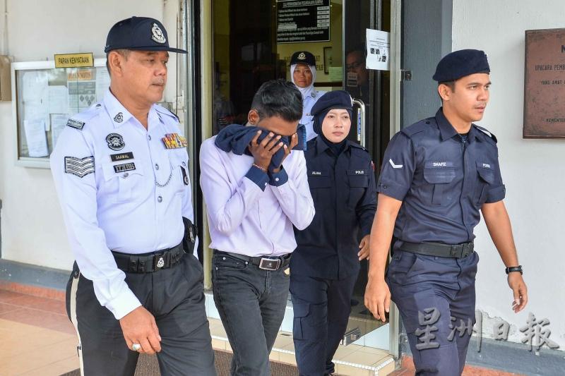  塔雅仁（左二）离开法庭时用衣物遮脸，尝试避开媒体的摄影镜头。