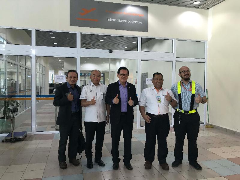 
砂交通部长李景胜（中）与大马机场公司代表在甫完工的国际航班入境室合影。