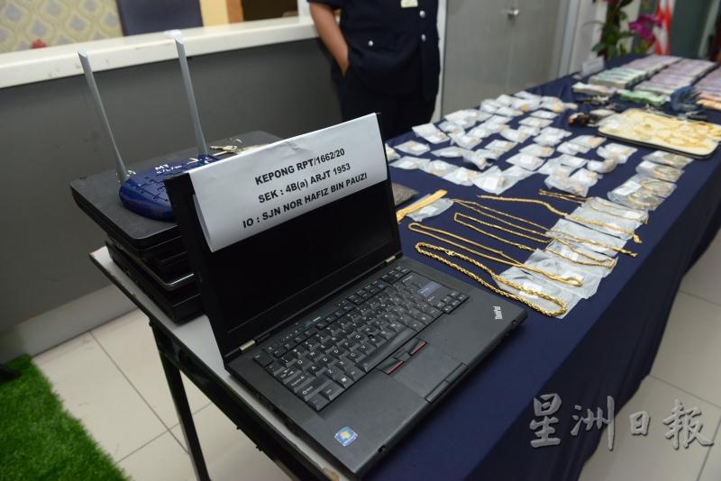 警方突击非法网络赌博中心后，起获多部手提电脑。