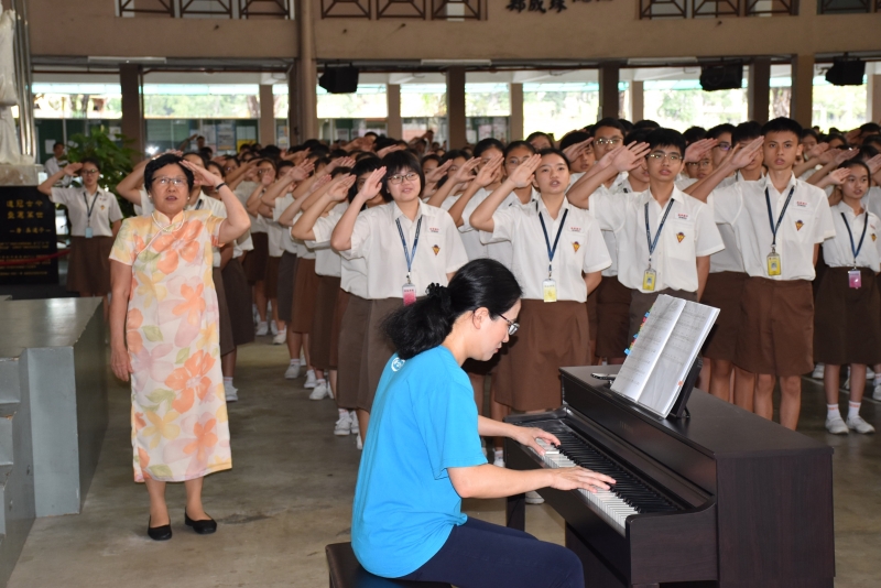 在林颖茜（前）亲自弹奏下，佘琼凤（左一）亦参与学生一同唱出《守护》这首公益歌曲，为中国医护人员送暖。