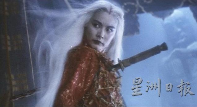 1993年版《白发魔女传》，林青霞饰演的玉罗刹被卓一航刺伤。