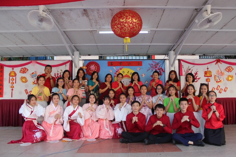 老师(后排）与新春筹委会都穿上旗袍或汉服到学校。