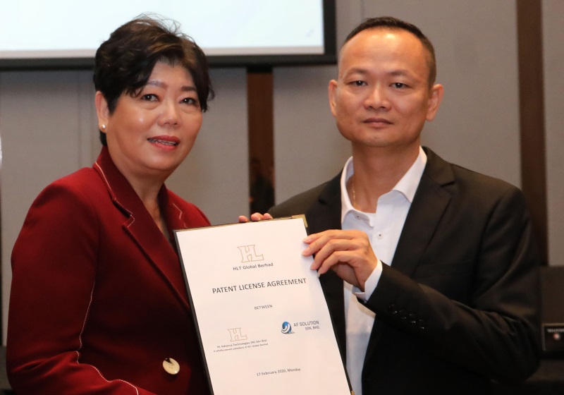 陈怡赪（左）与AF工程主管陈瑞海
呈现专利权证明。