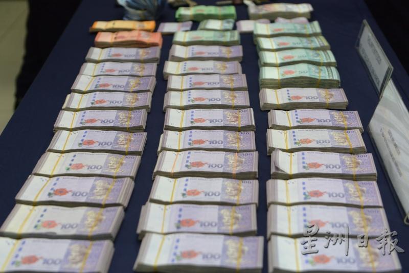 警方在嫌犯所住单位的天花板上发现现金33万1219令吉。