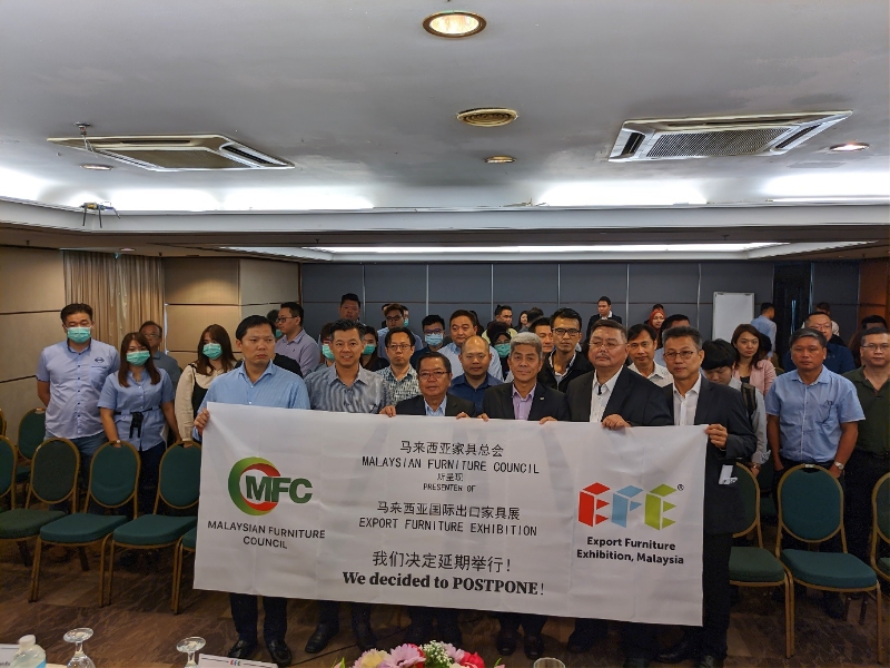 EFE 主办方与参展商决定暂延EFE2020展览会至今年8月底。前排左起MFC秘书长刘建祥、EFE董事龚伟杰、蔡春才、邱曜仲、EFE董事戴春平及许烺裕。