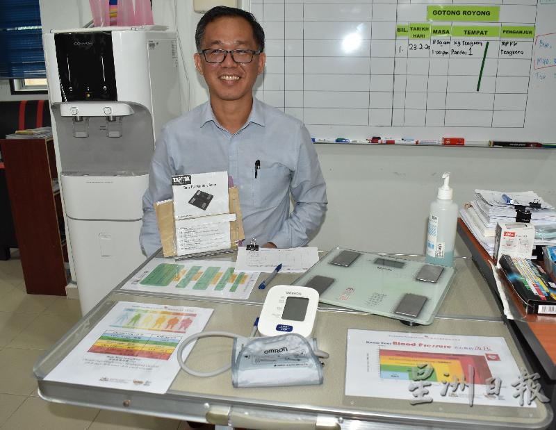 刘志良在本身的哥打拉沙马那州选区协调及发展委员会中心添购健康检查仪器，免费为民众做简单的健康体检。