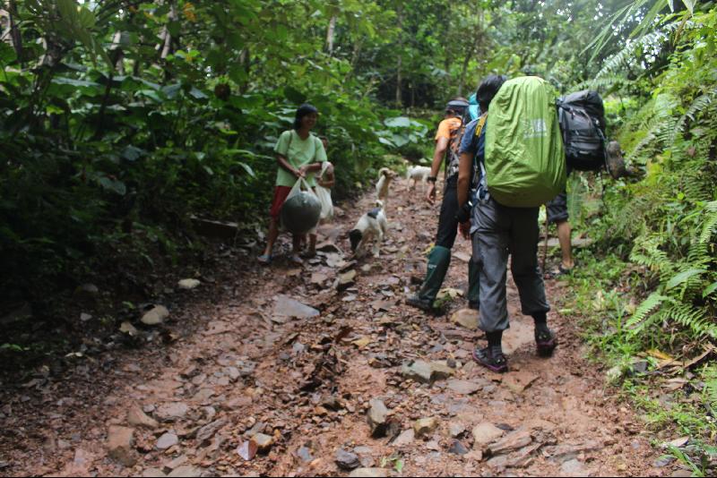 从卡朗加安至波哥波侬原本通车的山路已毁不成形，变成村民的徒步道