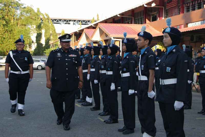 再比迪（左二）检阅里卡士国中学生警察团仪仗队伍。