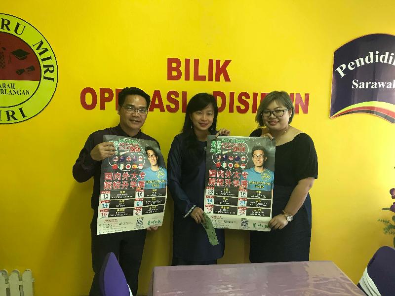 
星洲日报广告营业专员李佩珊（右）移交2020年星洲教育展海报予新官中副校长张丽娥。左为课外活动主任麦克。