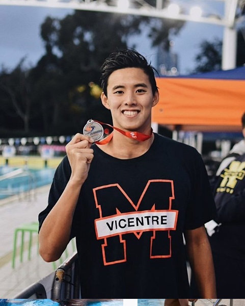 沈威胜欣喜展示他在维多利亚游泳锦标赛所夺得的男子200公尺自由泳铜牌。（沈威胜Instagram照片）
