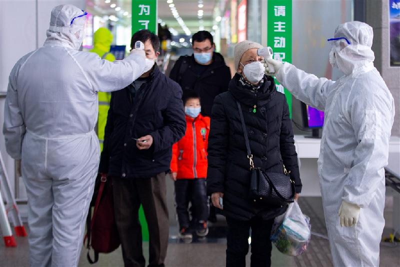 中国国家卫生健康委员会通报，2月18日武汉肺炎累计死亡病例已突破2000例，累计确诊病例7万4185例。图为旅客在南京火车站出站口接受体温测量。（图：中新社）