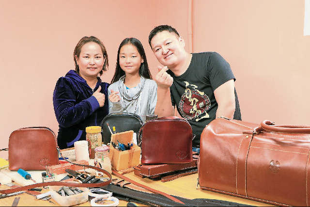 曼来峇亚（右）和索隆谷（左）努力开创皮革缝制事业，希望改善家庭经济。中为阿美娜。（大马世界宣明会提供）