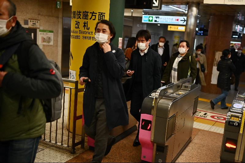 日本的武汉肺炎有社区爆发迹象，引发忧虑。图为东京银座列车搭客前日大多戴上口罩。（法新社）