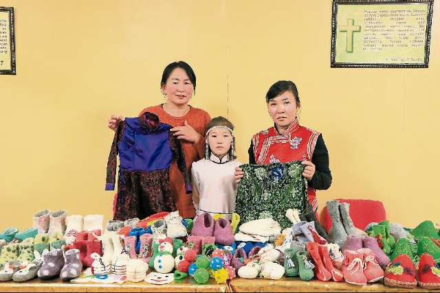 巴雅玛（右）和巴慈祖，加入8人组成的商业小组，合作生产羊毛织品和缝纫蒙古传统服装。羊毛织成的各种饰物、鞋子等产品，是没有用针线的独特织法。