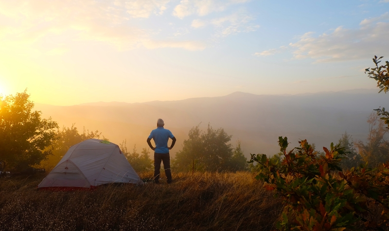 为了减少旅游开支，翁书发会在森林或山区搭帐篷露宿。