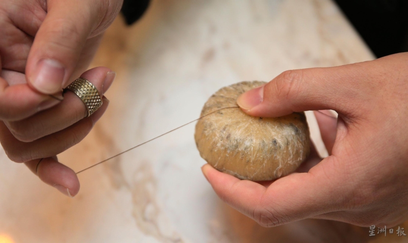 米兰扣眼采用质感光滑的丝绸线，穿针开缝之前先上一层蜡，以让锁缝的过程更顺滑。