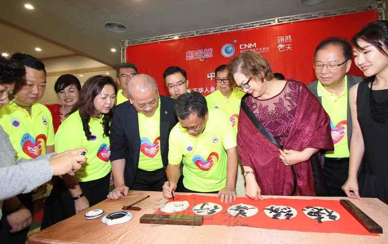 沙菲益（前排右四）在字帖上写下本身的中文名，显示州政府对中国目前所面对的新冠肺炎问题给予支持。