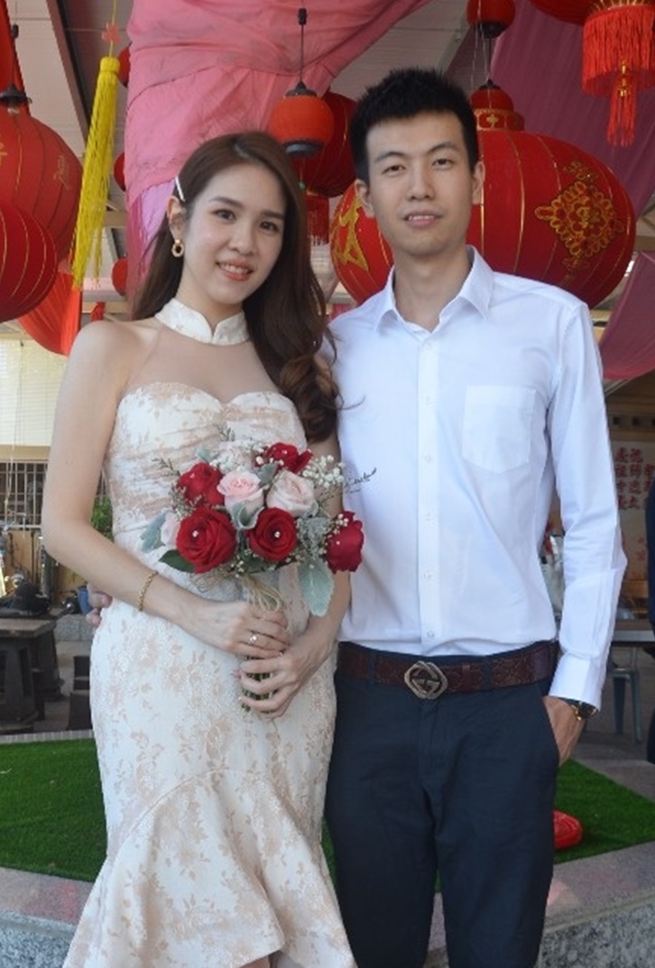 李勇庆与何诗媚结束爱情长跑9年后注册结婚。
