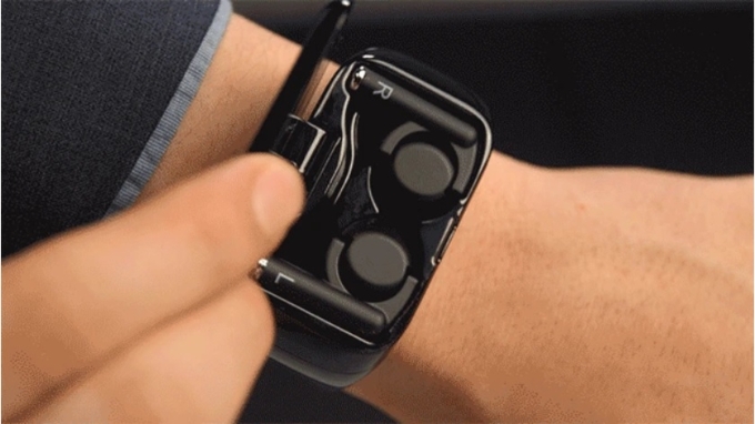 Wristbuds的智能手表也是真无线（TWS）耳机的充电盒，让用户随时地可以聆听音乐，不用担心断电。（取自Wristbuds官方照片）