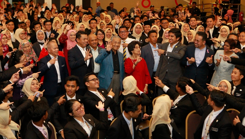 马哈迪夫妇（中）以及赛沙迪（右三）和沈志强（右二）在对话会后与一众出席者合影。