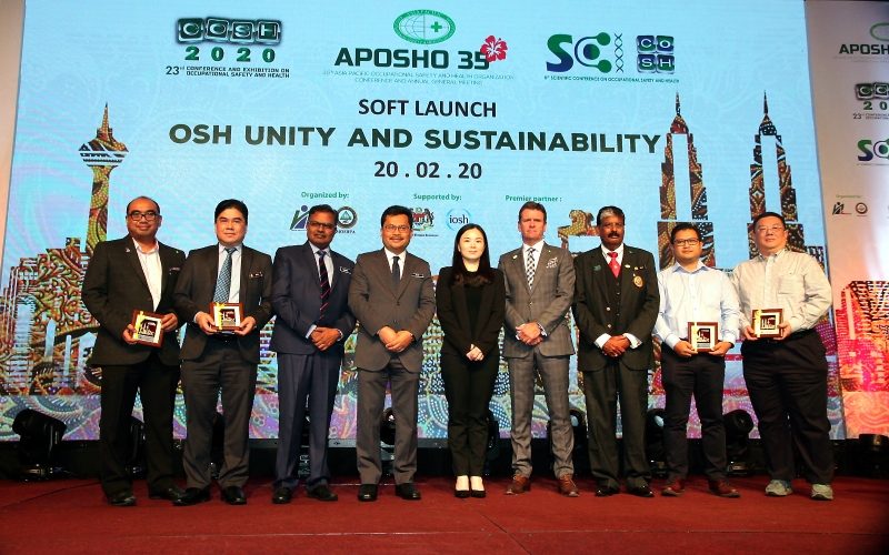 刘强燕（左五）在推介礼上颁赠奖项予赞助单位。左三起是玛尼安阿鲁姆甘、阿约沙列；右三起是卡纳加拉惹及伯尼道尔。