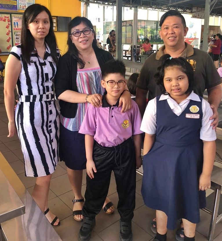 韩镓仰（后右起）与三民小学一校教师吴绮媚、林穗芳到食堂关心学生们进餐的情况。