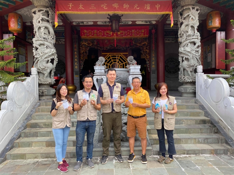 欧妙香（左一起）、沈俊荣、林伟良、李金培及林艾萱一同展示峇株华文媒体协会亲手制作的避瘟香包。