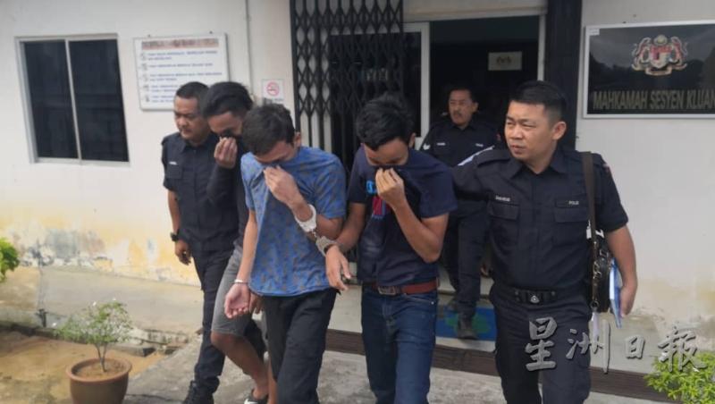 3名年轻被告因连环抢劫便利店被控上法庭，认罪后由警员带出法庭。