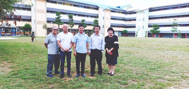 苏绣蓉（右起）陪同黄瑞兴、王瑞生、张有生、孙碧民视察草场的工程进展。