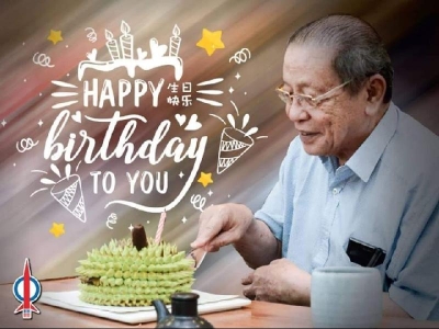 多名行动党领袖在社交媒体上分享林吉祥的庆生照，照片中的他正在切蛋糕，脸上露出温暖的笑容。（取自脸书）