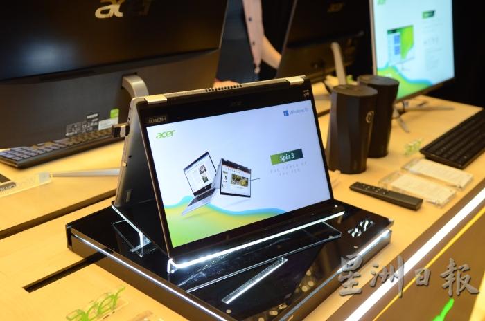 Acer Spin 3搭载14吋FHD屏幕，边框窄至7.82毫米，屏占比达到78%。由于拥有360度翻转的耐用轴承，用户可以很流畅的切换4种应用模式——平板、笔电、帐篷和站立模式。（摄影：本刊 林德成）