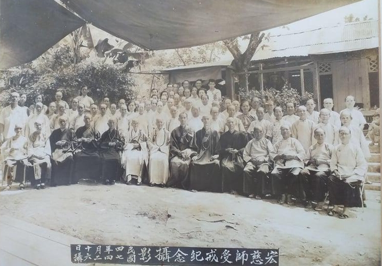 1958年释宏慈师父与众弟子在义兴三巷旧寺庙所合影。