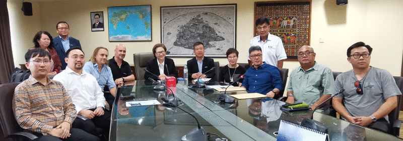 刘静芝（坐者左五）会见仙本那度假村业者协会理事会代表团。