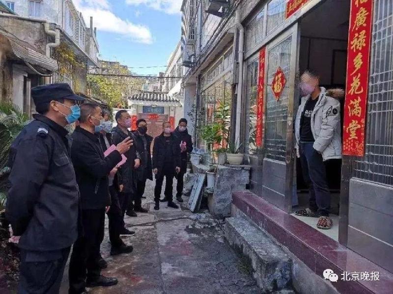 浙江省台州温岭市有爬窗聚赌的民众，最后被行政拘留5天。（北京晚报）