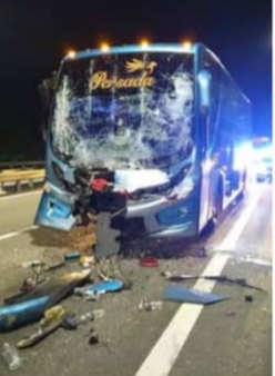 长途巴士撞上前方的拖格罗里，强大撞击力导致巴士前方撞毁。