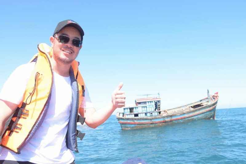 王鸿俊：政府不容忍外国渔船入侵我海域捕捞。后为将凿沉的越南渔船。 