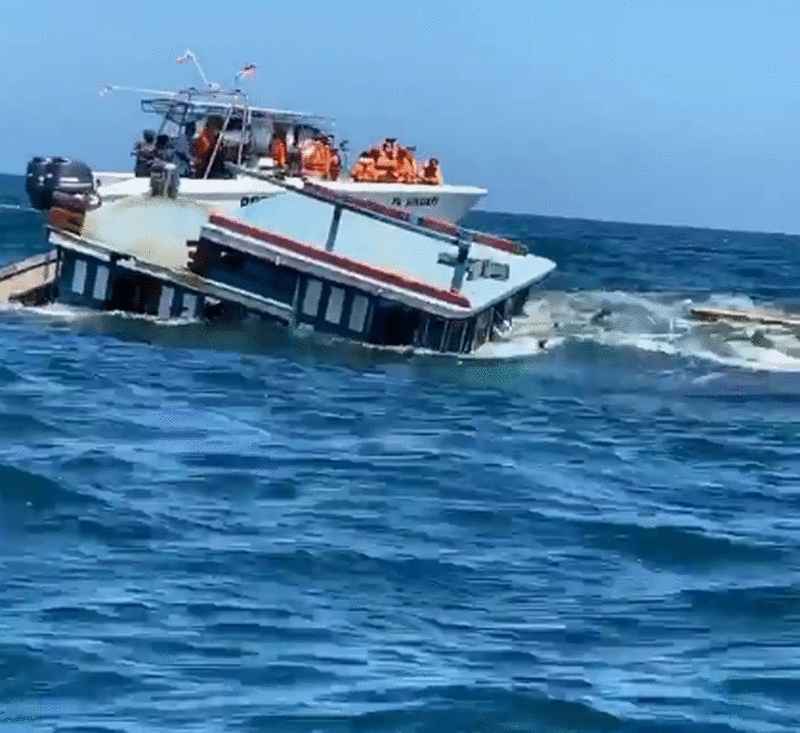 犯境捕捞的越南渔船逐渐沉没到海底。
