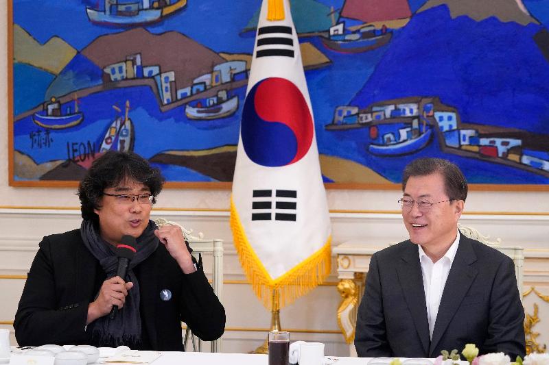 韩国总统文在寅（右）与导演奉俊昊交谈甚欢，并承诺政府不会干预电影创作自由。