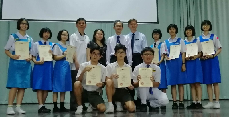 10名学生领取银奖，由张保旋（后排左四起）、林玉凤、邱财宝和陈信锠担任颁奖嘉宾。