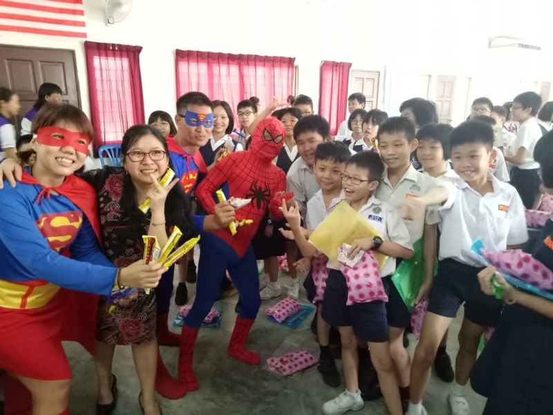 吴锡标（左三）与村委打扮成漫威英雄，到学校与师生打成一片。