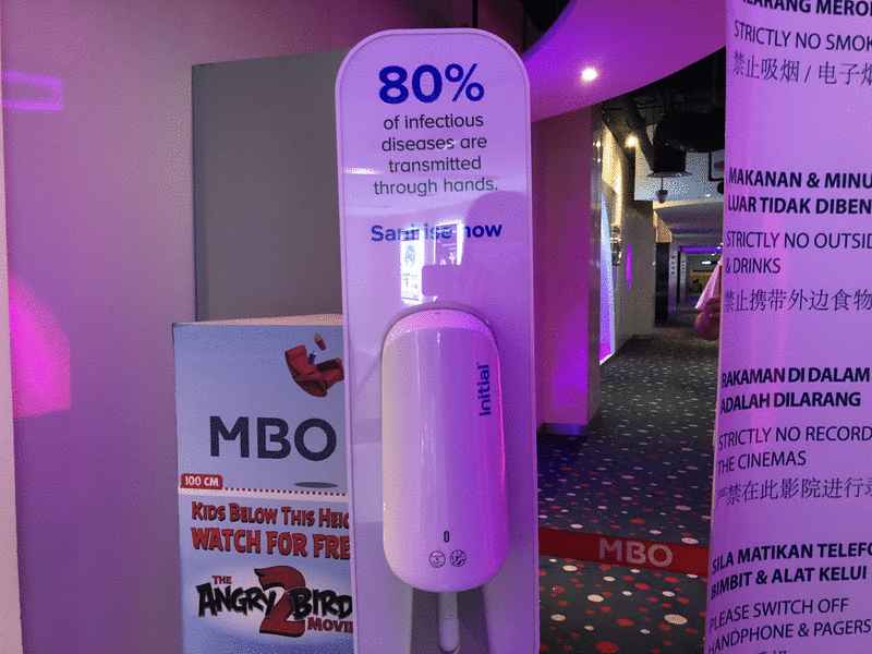 MBO电影院在入口处设置感应式手部消毒器，供顾客消毒手部。