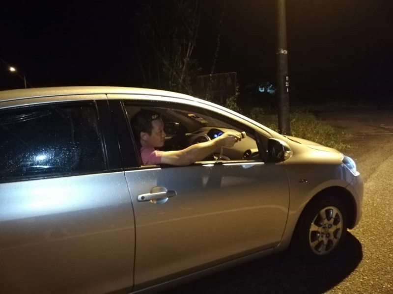  吴锡标在深夜驱车巡村，并以手电筒探照，以确保村民的安全。