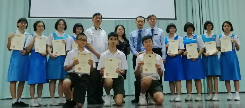 11名金奖得主与颁奖嘉宾分享喜悦，后排左五起为张保旋、林玉凤、陈正伟和陈信锠。